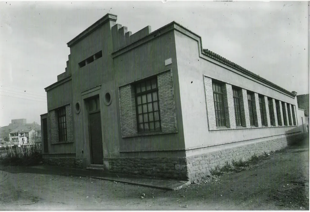 Exterior de la nave de la calle de la Mel, de una planta, con ventanales