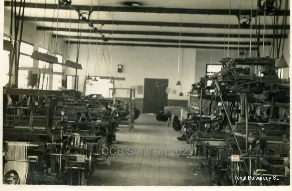 Interior de la nave con telares y transmisiones