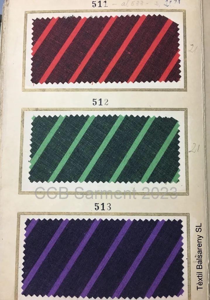 Tres muestras numeradas de tela oscura con rayas diagonales rojas, verdes y lilas