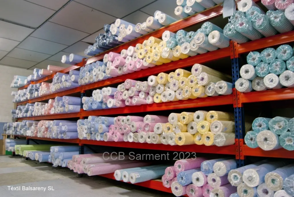Estanterías del almacén llenas de rollos de tela de colores