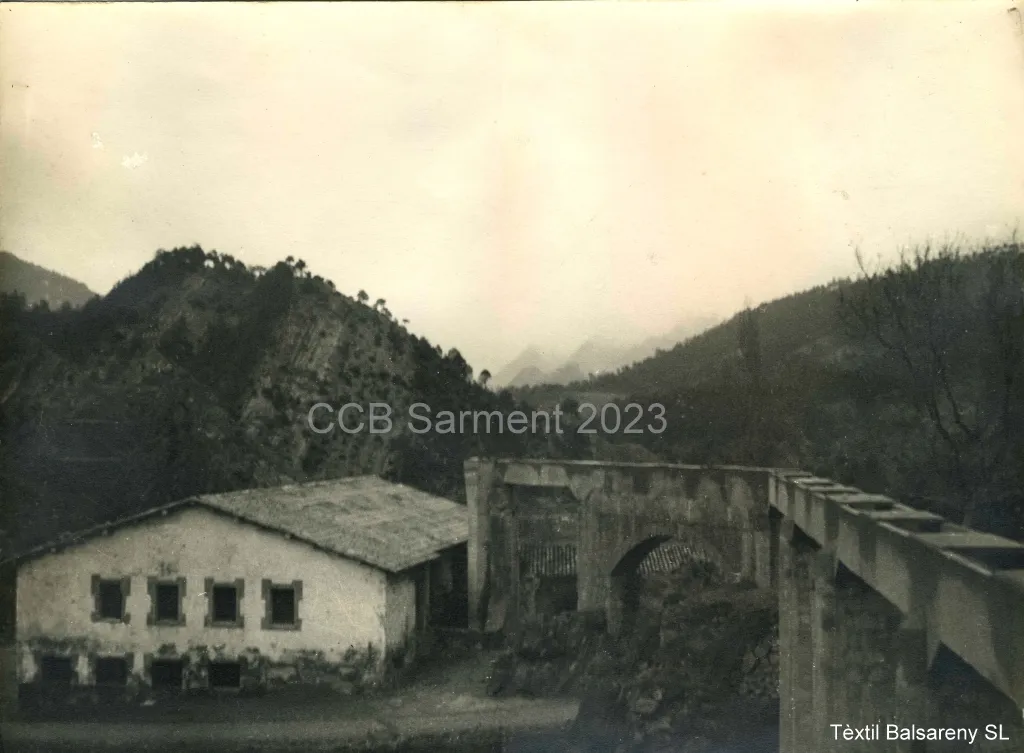 Edificio de la fábrica al pie de la montaña, con el canal elevado que llevaba el agua