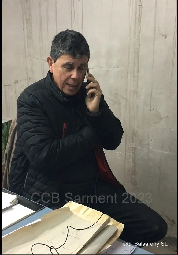 Emili Bonals Junyent hablando por teléfono sentado en su despacho
